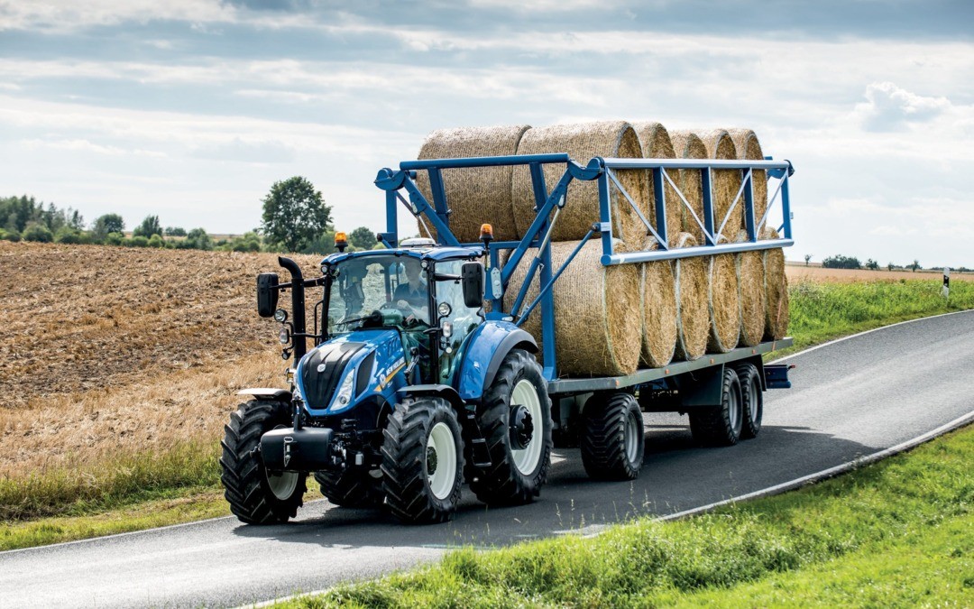 New Holland tractor with Shibaura diesel engine – compact utility equipment for professional use.